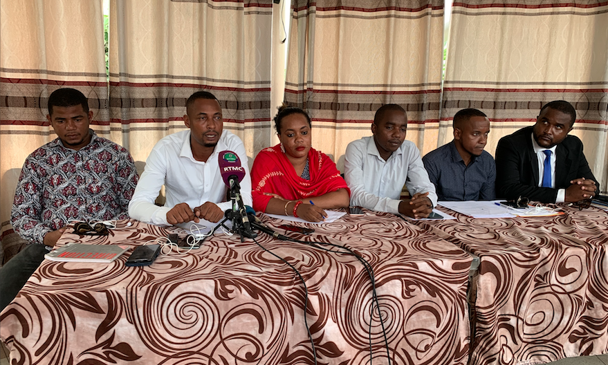 Des étudiants s’insurgent contre le licenciement de l’enseignant Ahmed Kassim